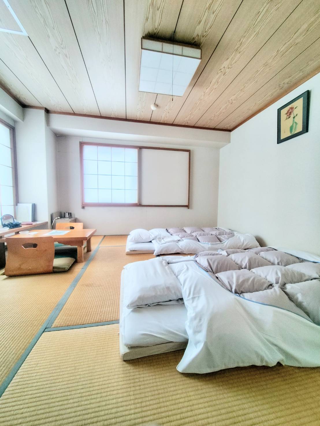 和室。畳に布団と座卓、障子